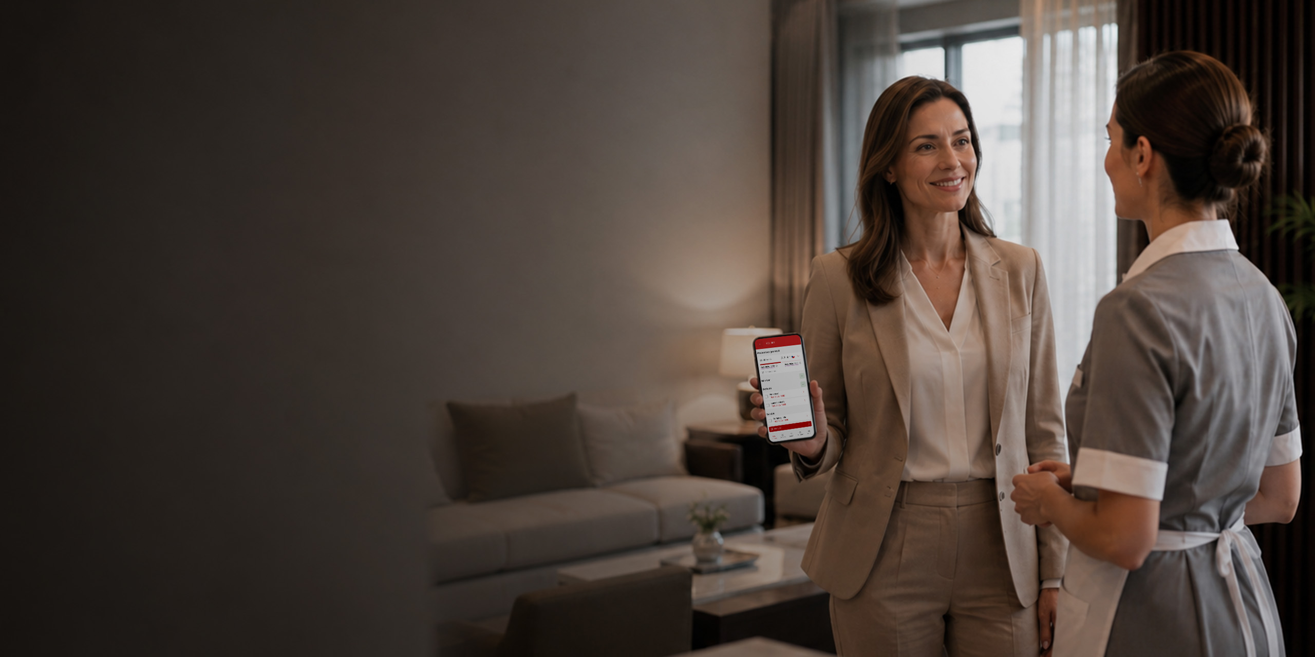 Manager de hotel și cameristă coordonând curățenia din aplicația mobilă Previo